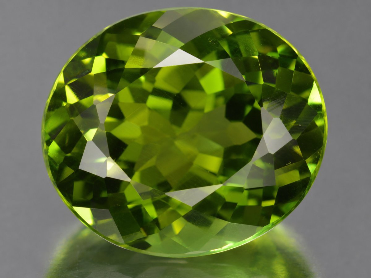 Gros plan sur des pierres précieuses de tourmaline verte naturelle