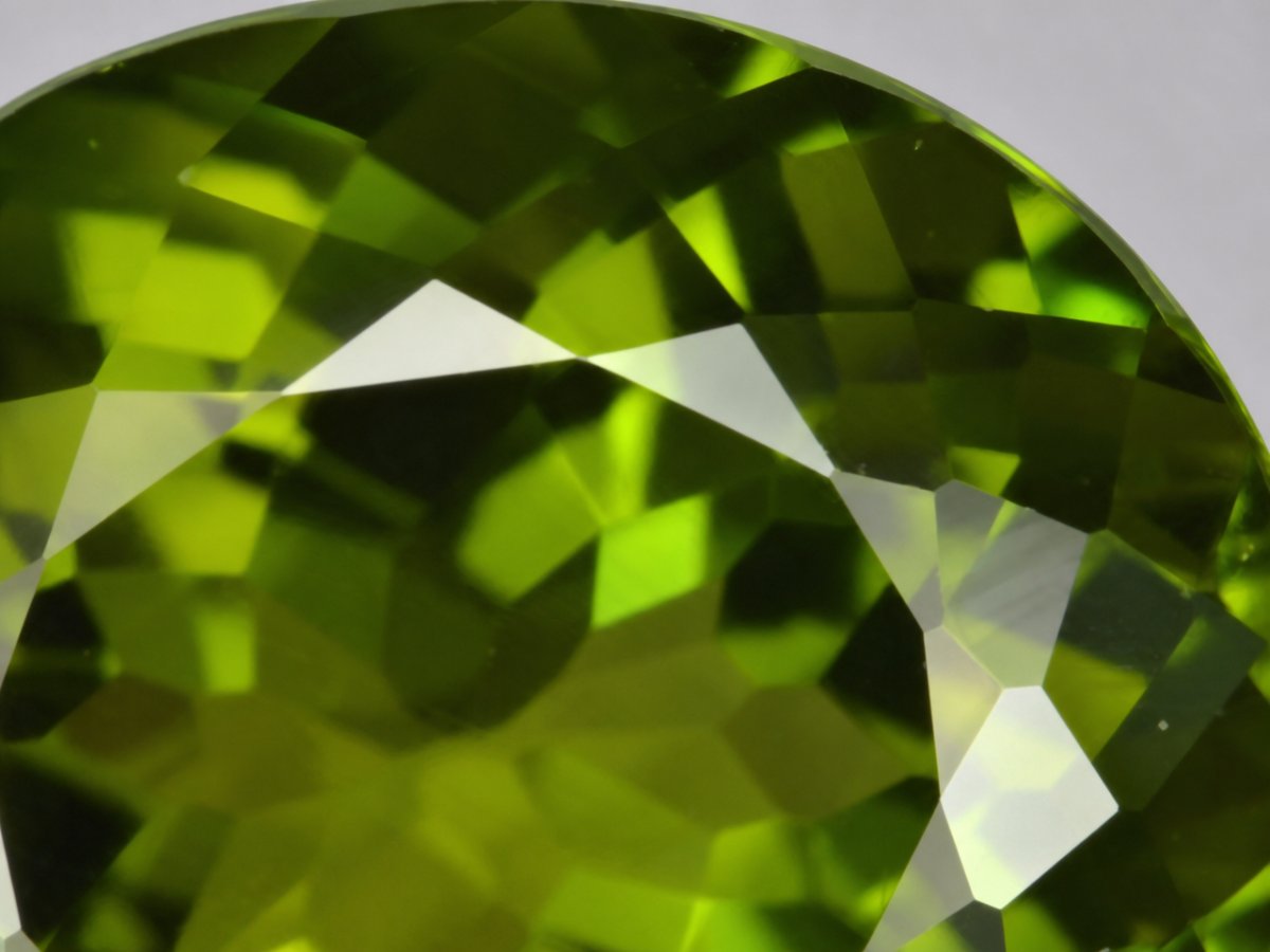 Gros plan sur des pierres précieuses de tourmaline verte naturelle