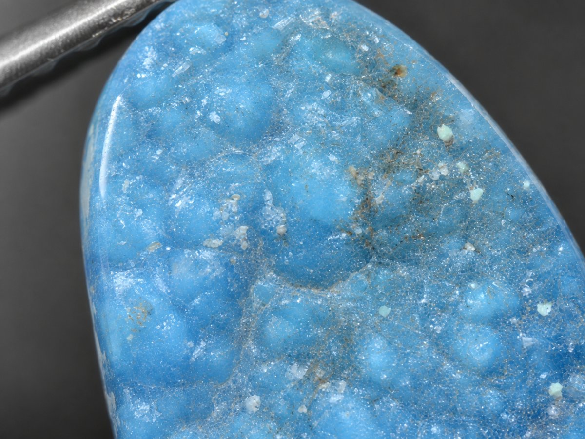 Gros plan sur des pierres précieuses druzy hémimorphites naturelles