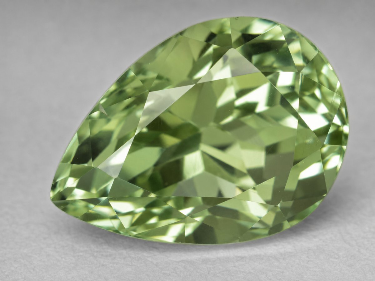 Gros plan sur des pierres précieuses naturelles d'hiddenite