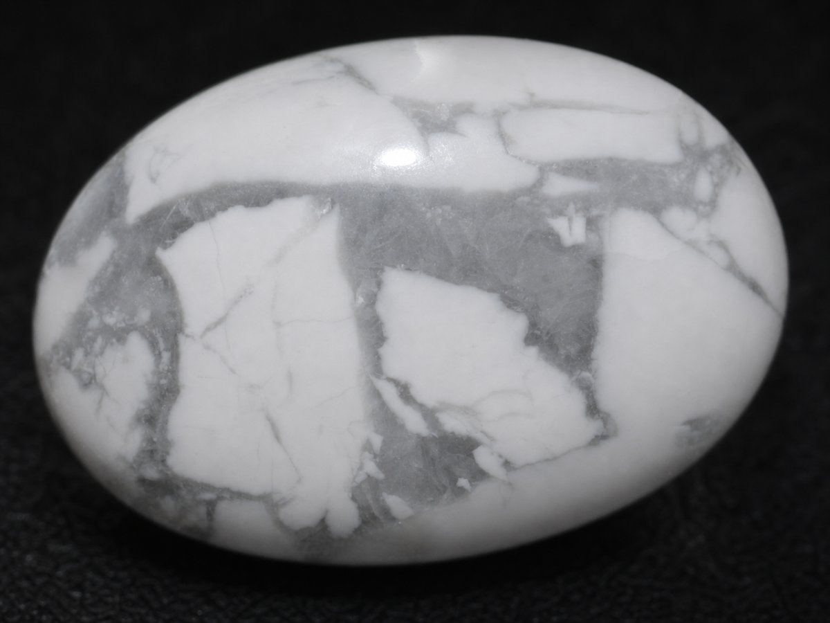 Gros plan sur des pierres précieuses naturelles d'howlite