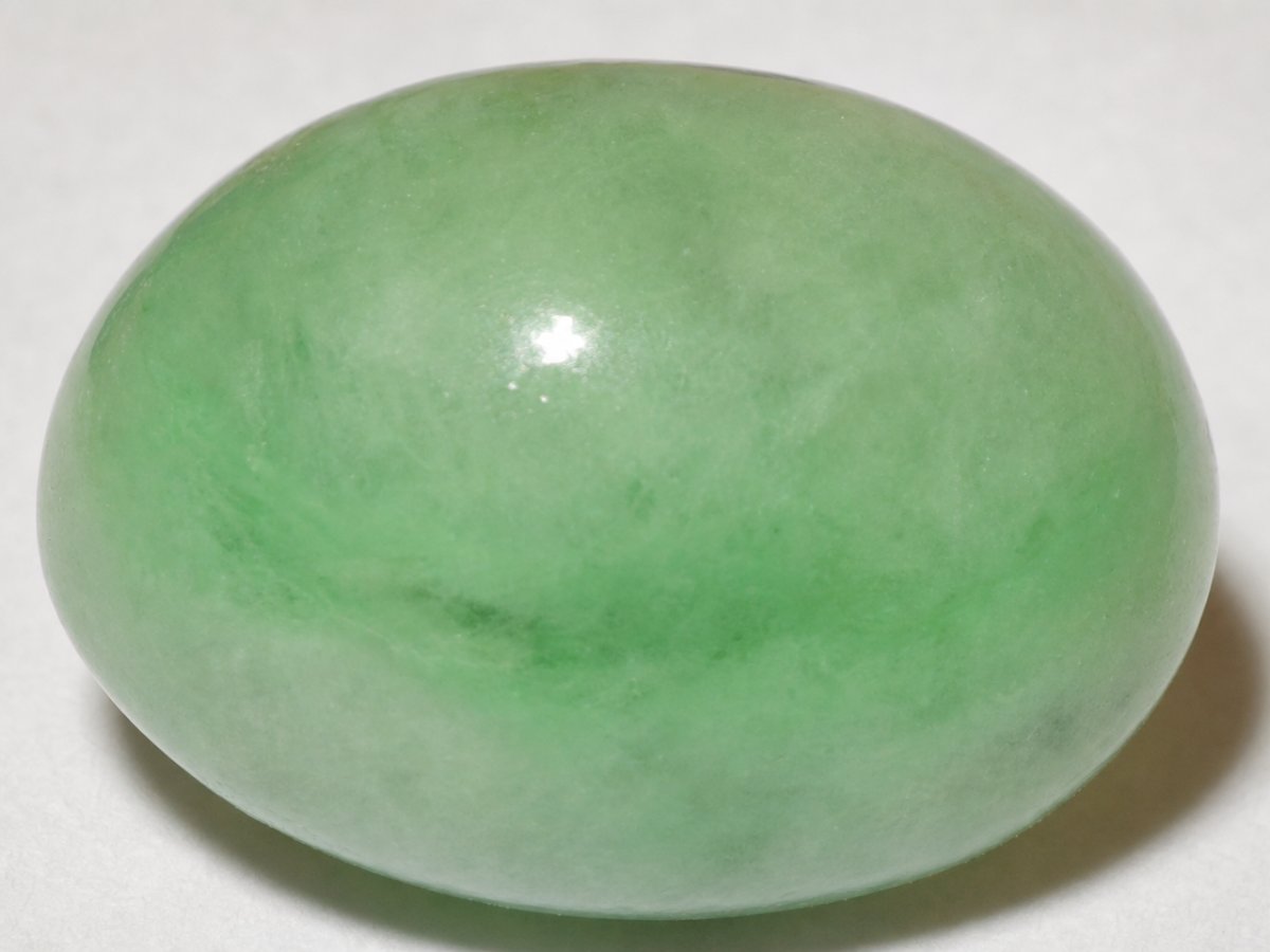 Gros plan sur des pierres précieuses de jade naturelles
