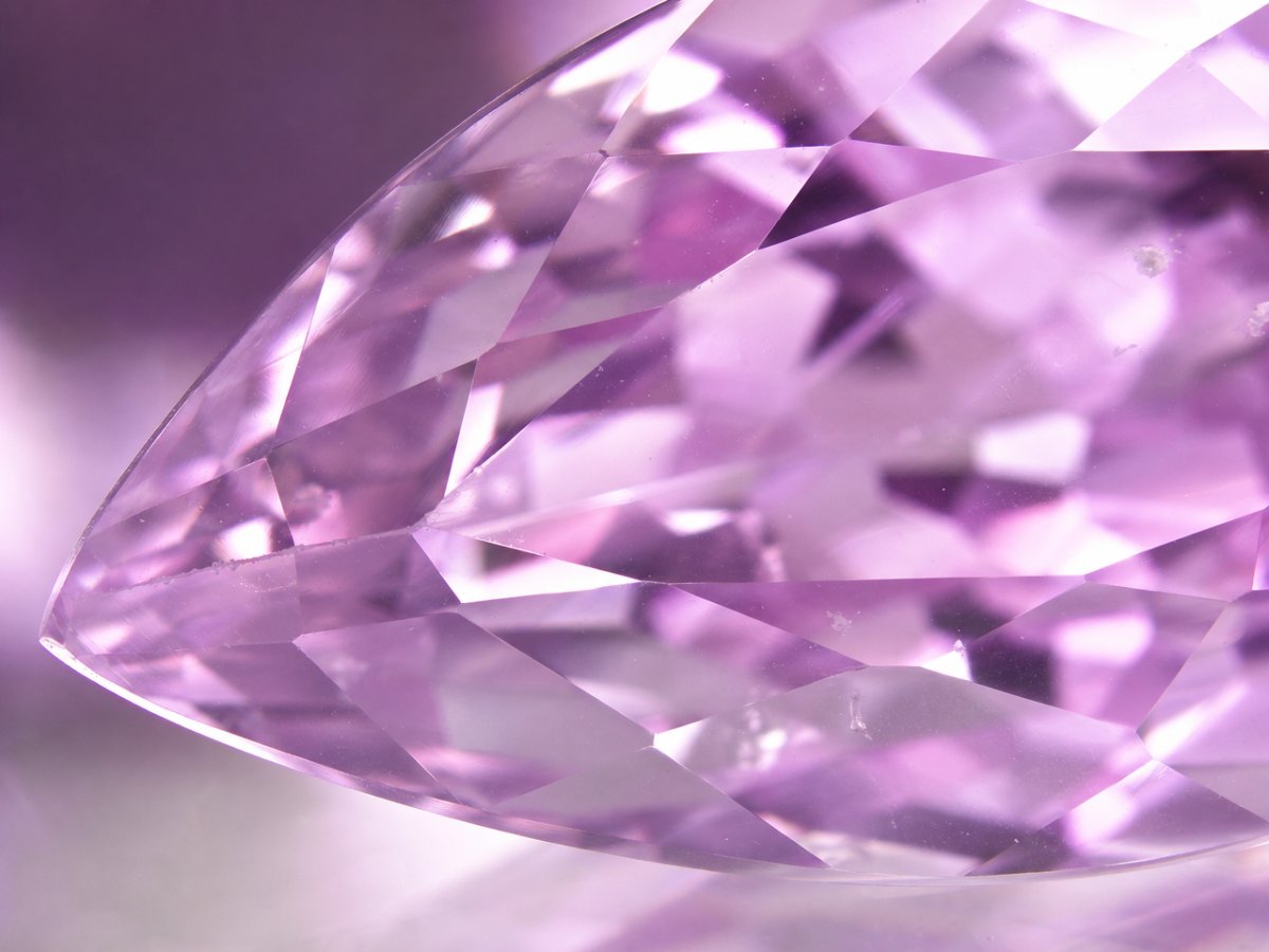 Gros plan sur des pierres précieuses de kunzite naturelle