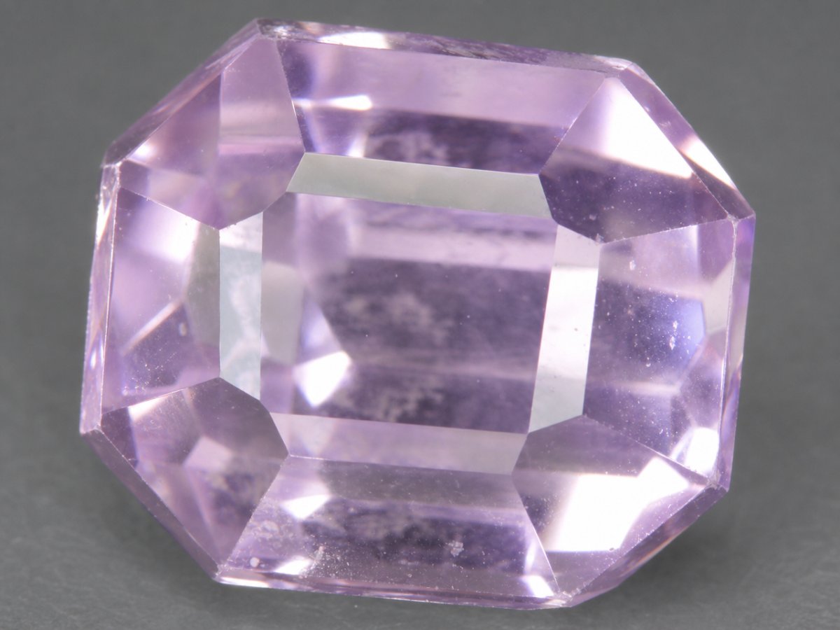 Gros plan sur des pierres précieuses de kunzite naturelle