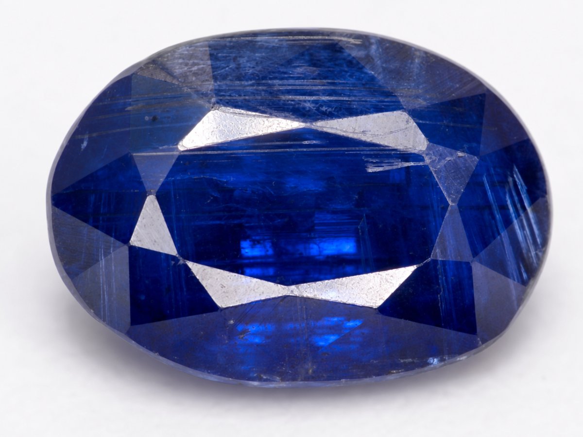 Gros plan sur des pierres précieuses de kyanite naturelle
