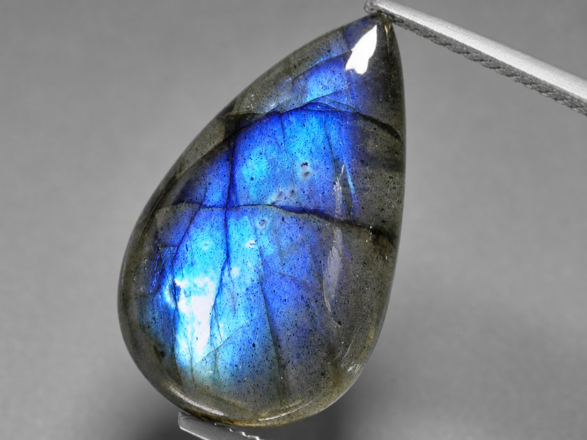 Gros plan sur des pierres précieuses de labradorite naturelle