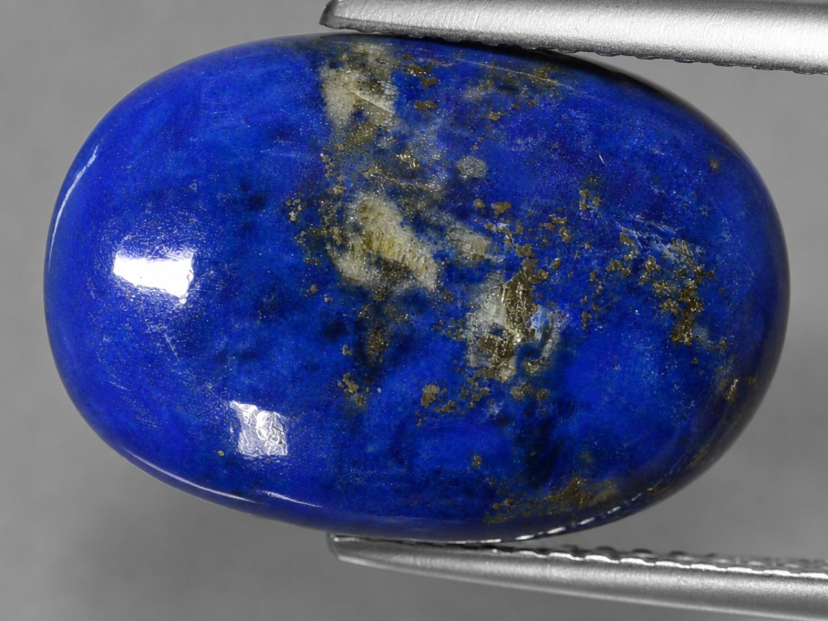 Gros plan sur des pierres précieuses de lapis-lazuli naturel