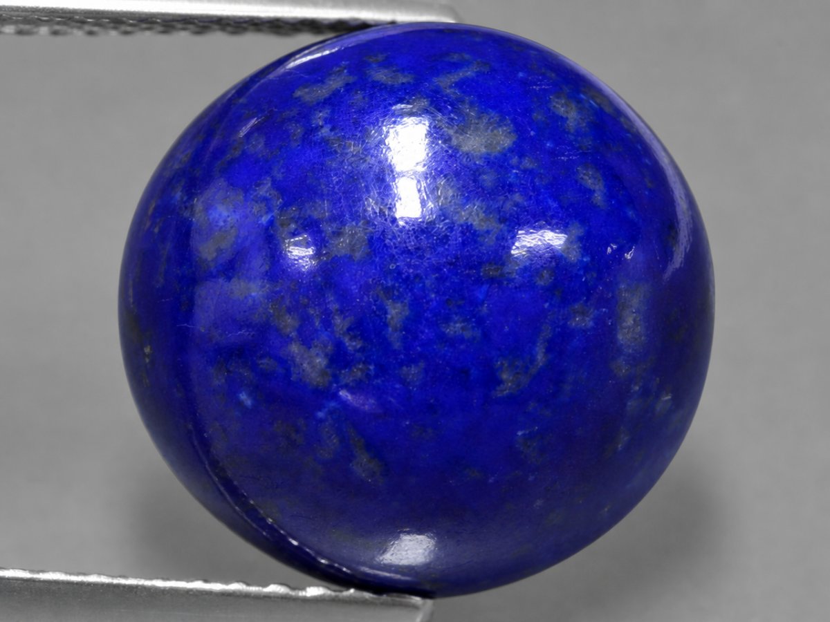 Gros plan sur des pierres précieuses de lapis-lazuli naturel