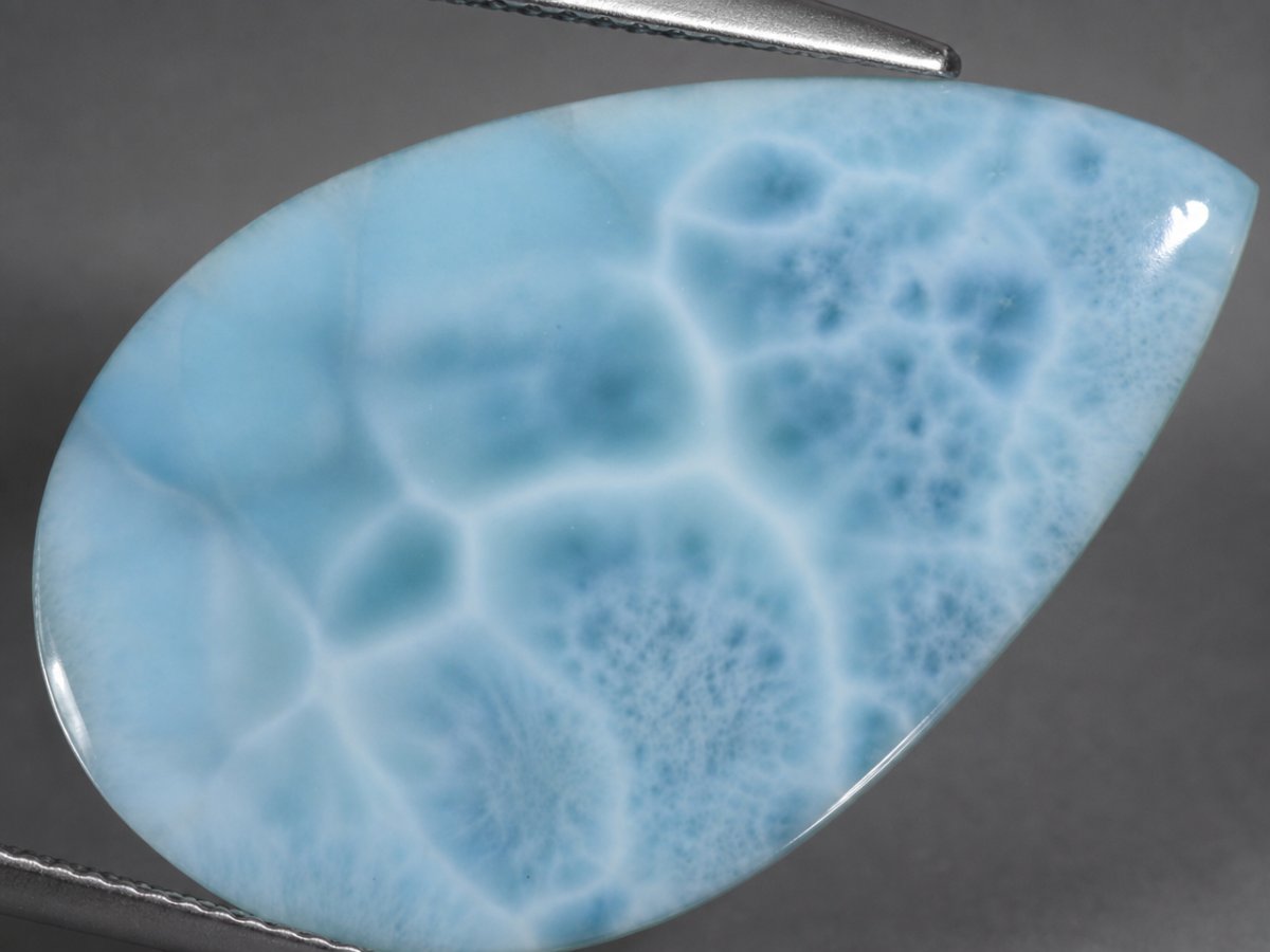 Gros plan sur des pierres précieuses de larimar naturel