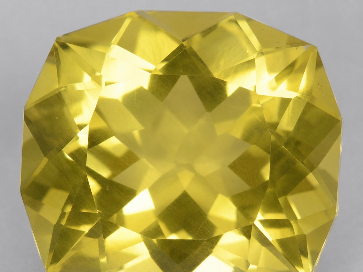Gros plan sur des pierres précieuses de quartz citron naturel