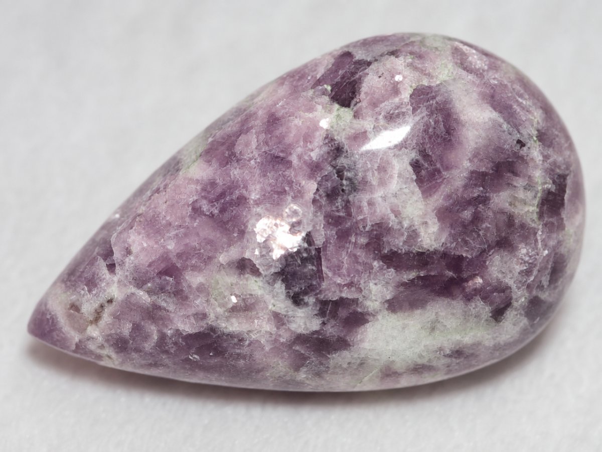 Gros plan sur des pierres précieuses de lépidolite naturelle