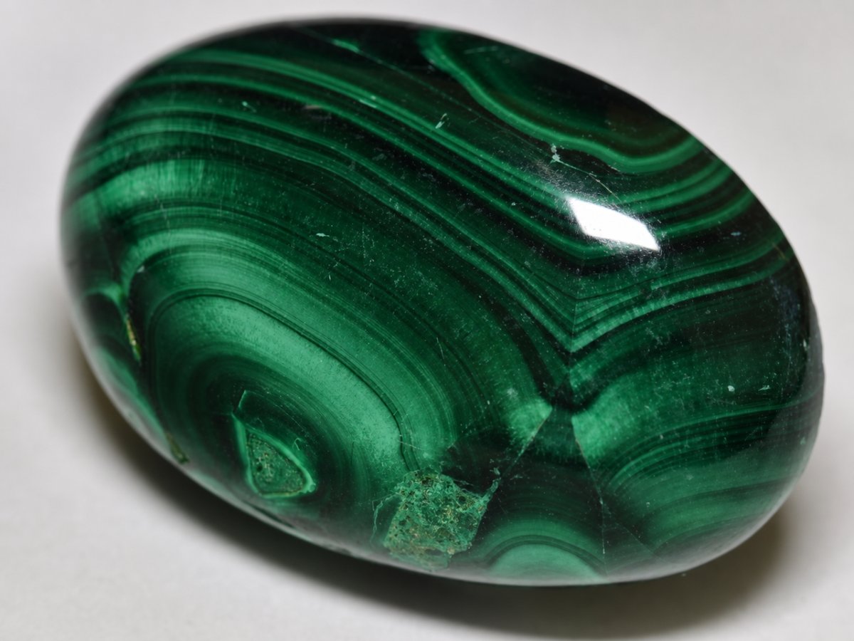 Gros plan sur des pierres précieuses de malachite naturelle