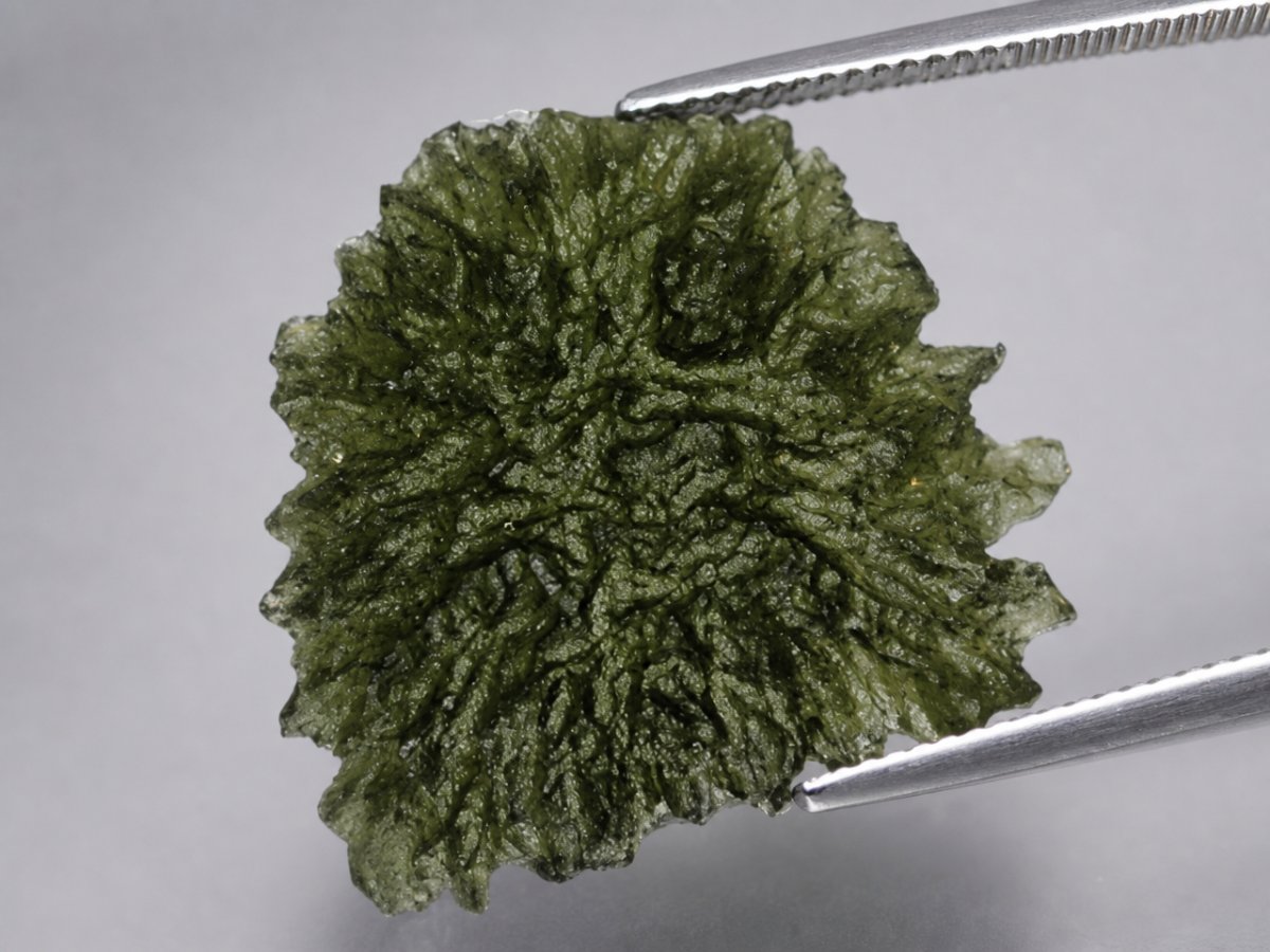 Gros plan sur des pierres précieuses de moldavite naturelle