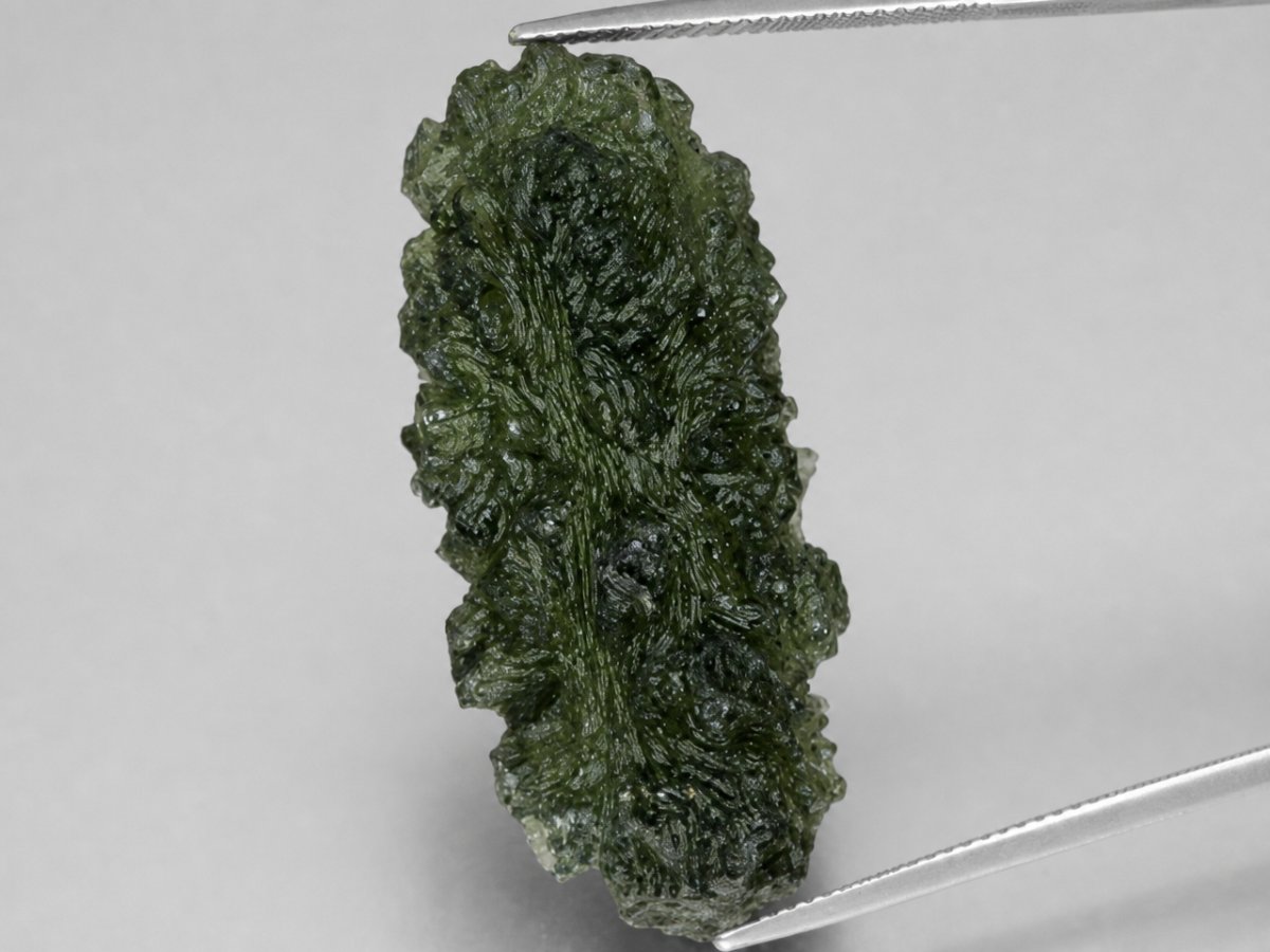 Gros plan sur des pierres précieuses de moldavite naturelle