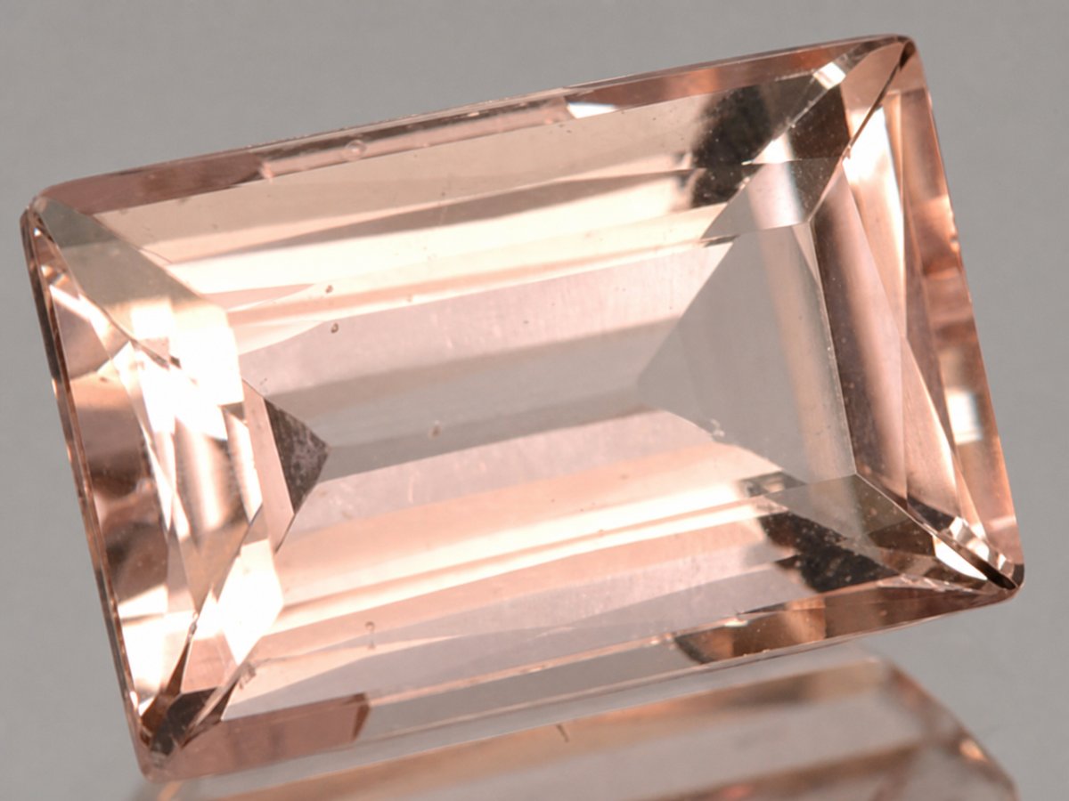 Gros plan sur des pierres précieuses de morganite naturelle