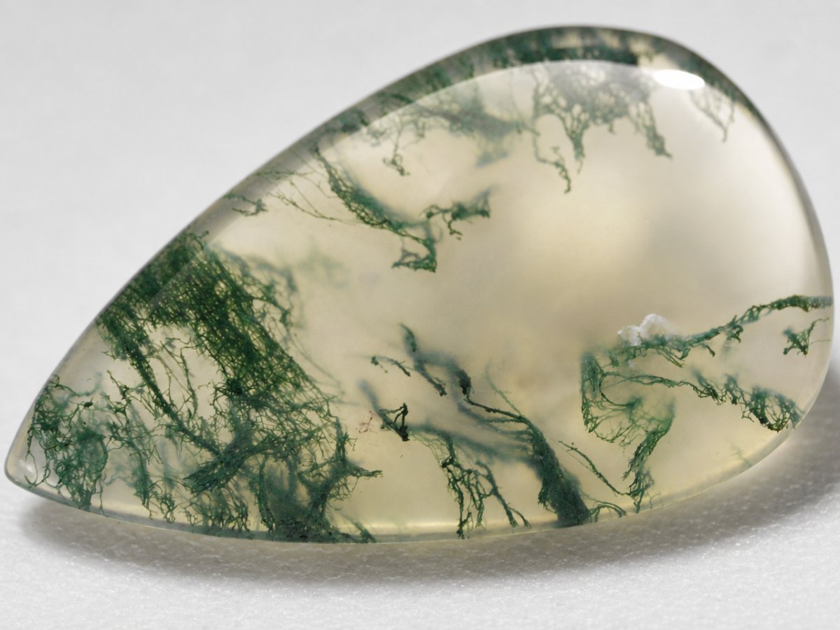 Gros plan sur des pierres précieuses d'agate mousse naturelle