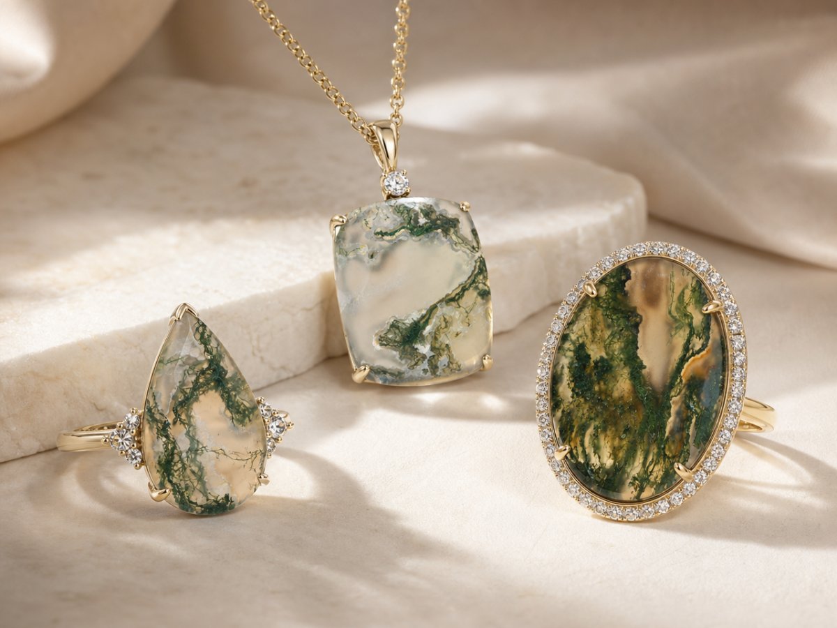 Pierres précieuses d'agate mousse présentées en joaillerie