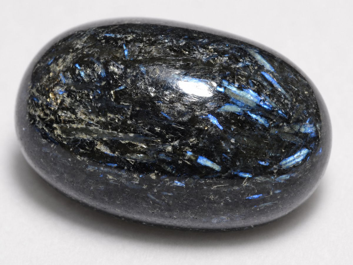 Gros plan sur des pierres précieuses naturelles de nuummite