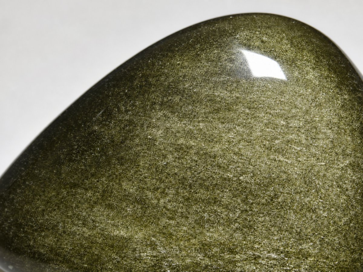 Gros plan sur des pierres précieuses d'obsidienne naturelle