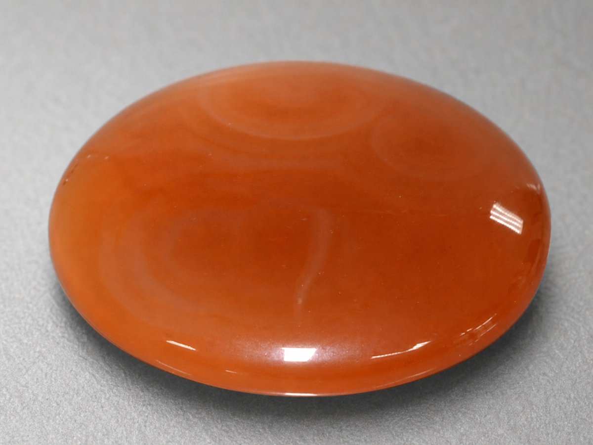 Gros plan sur des pierres précieuses d'agate orange naturelle