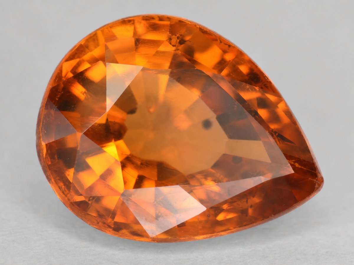 Gros plan sur des saphirs orange naturels