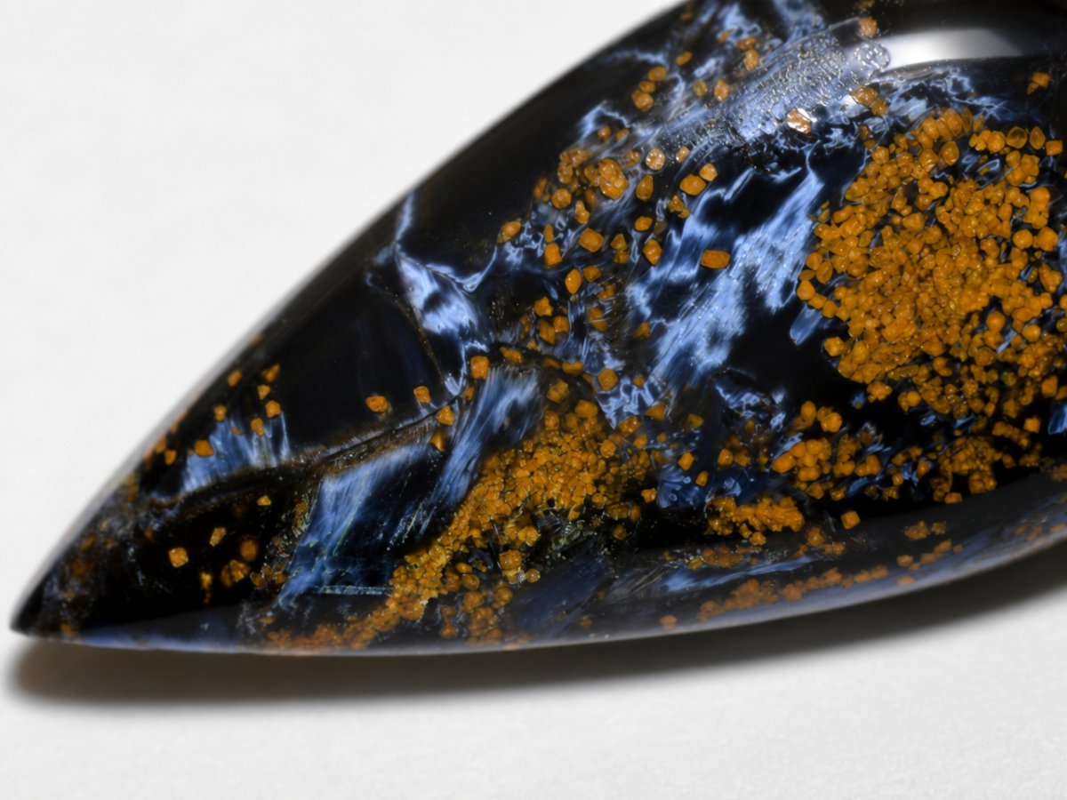 Gros plan sur des pierres précieuses de pietersite naturelle