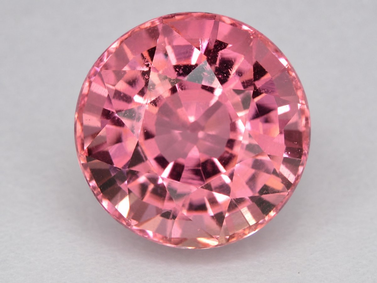 Gros plan sur des pierres précieuses de tourmaline rose naturelle