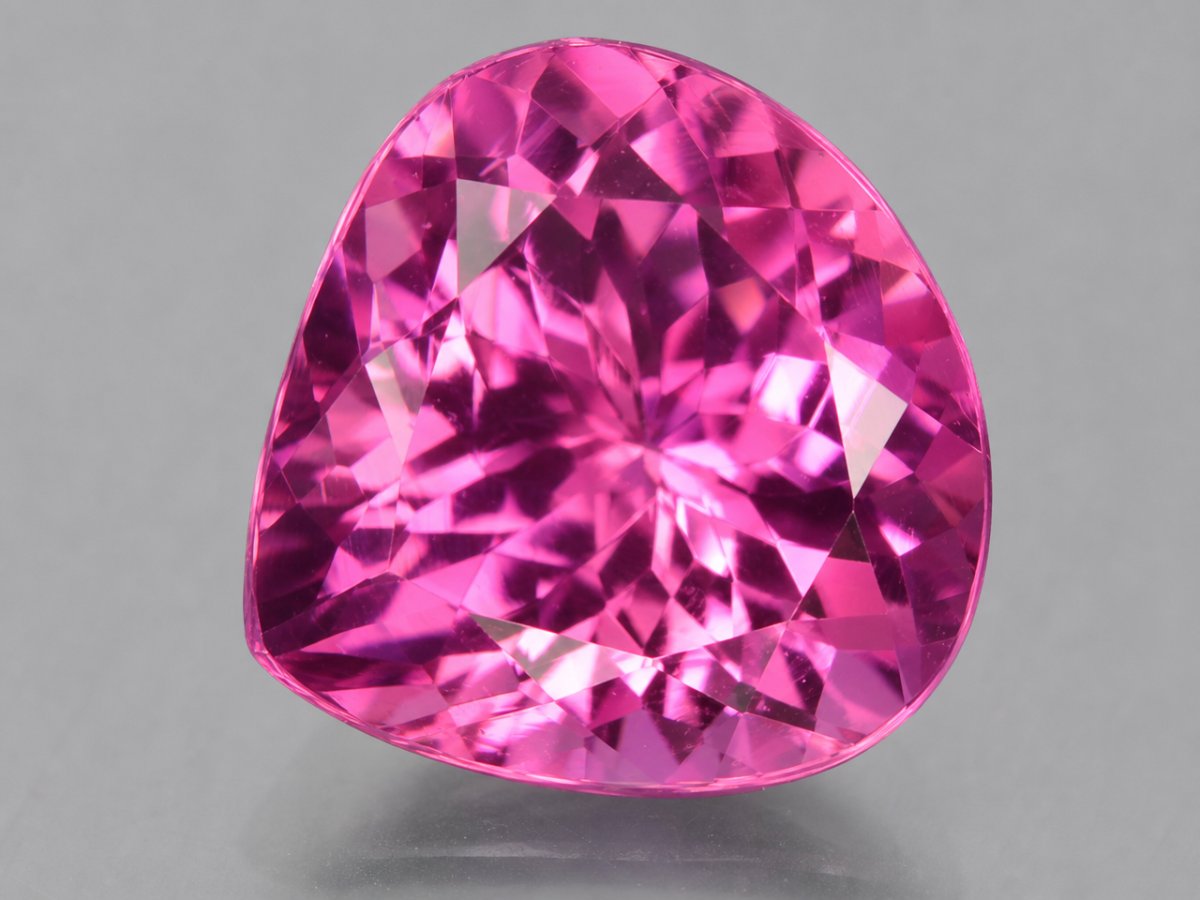 Gros plan sur des pierres précieuses de tourmaline rose naturelle