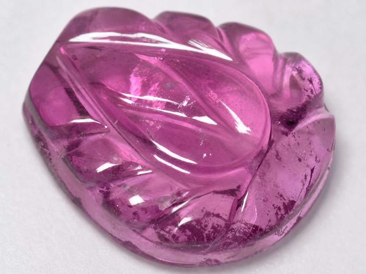 Gros plan sur des pierres précieuses de tourmaline violette naturelle