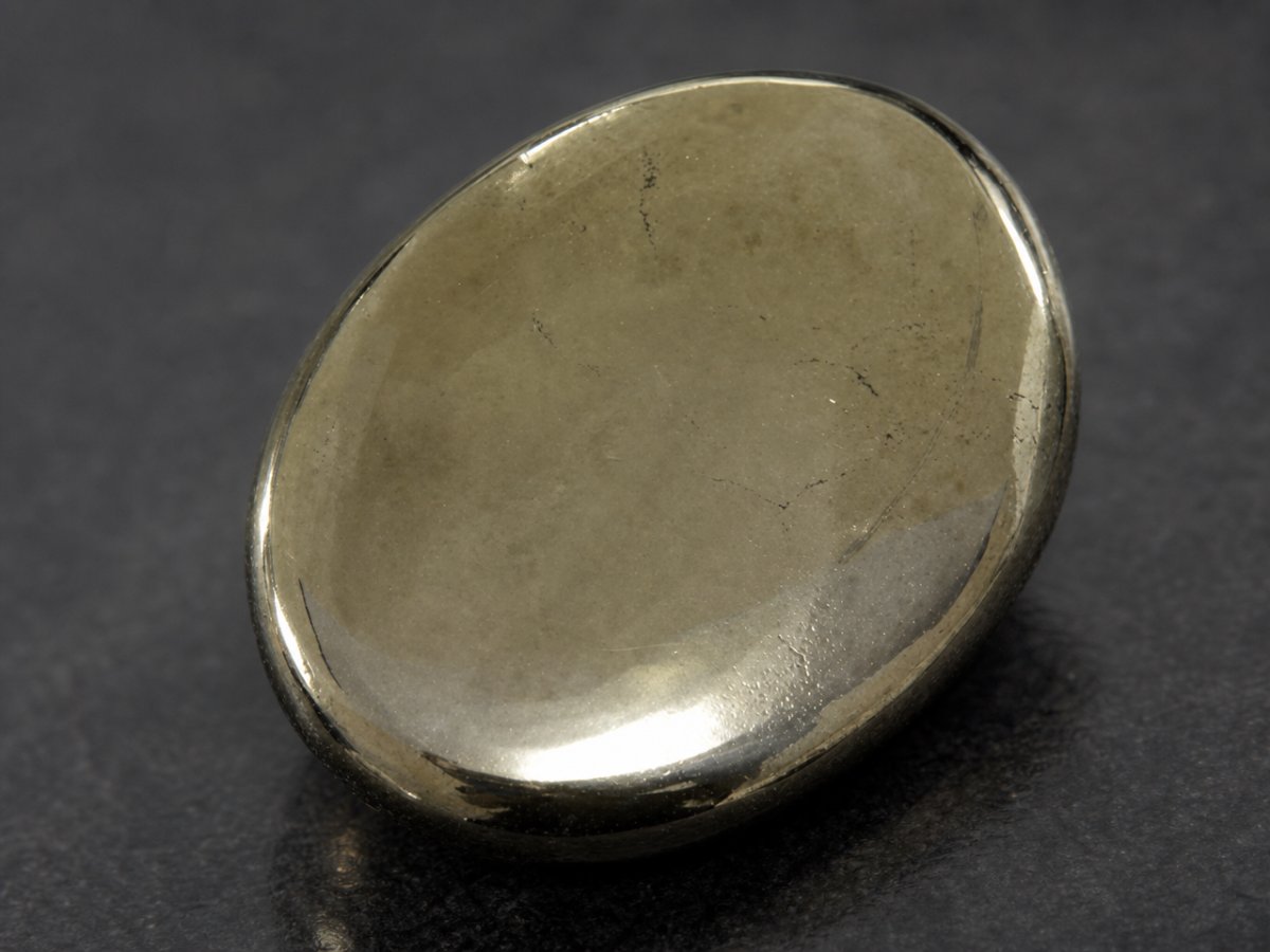 Gros plan sur des pierres précieuses de pyrite naturelle