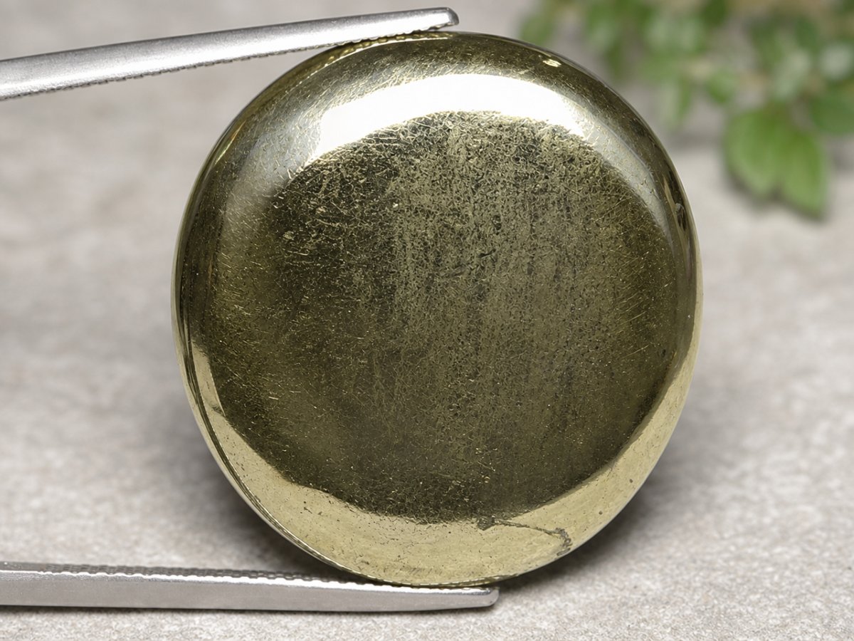 Gros plan sur des pierres précieuses de pyrite naturelle