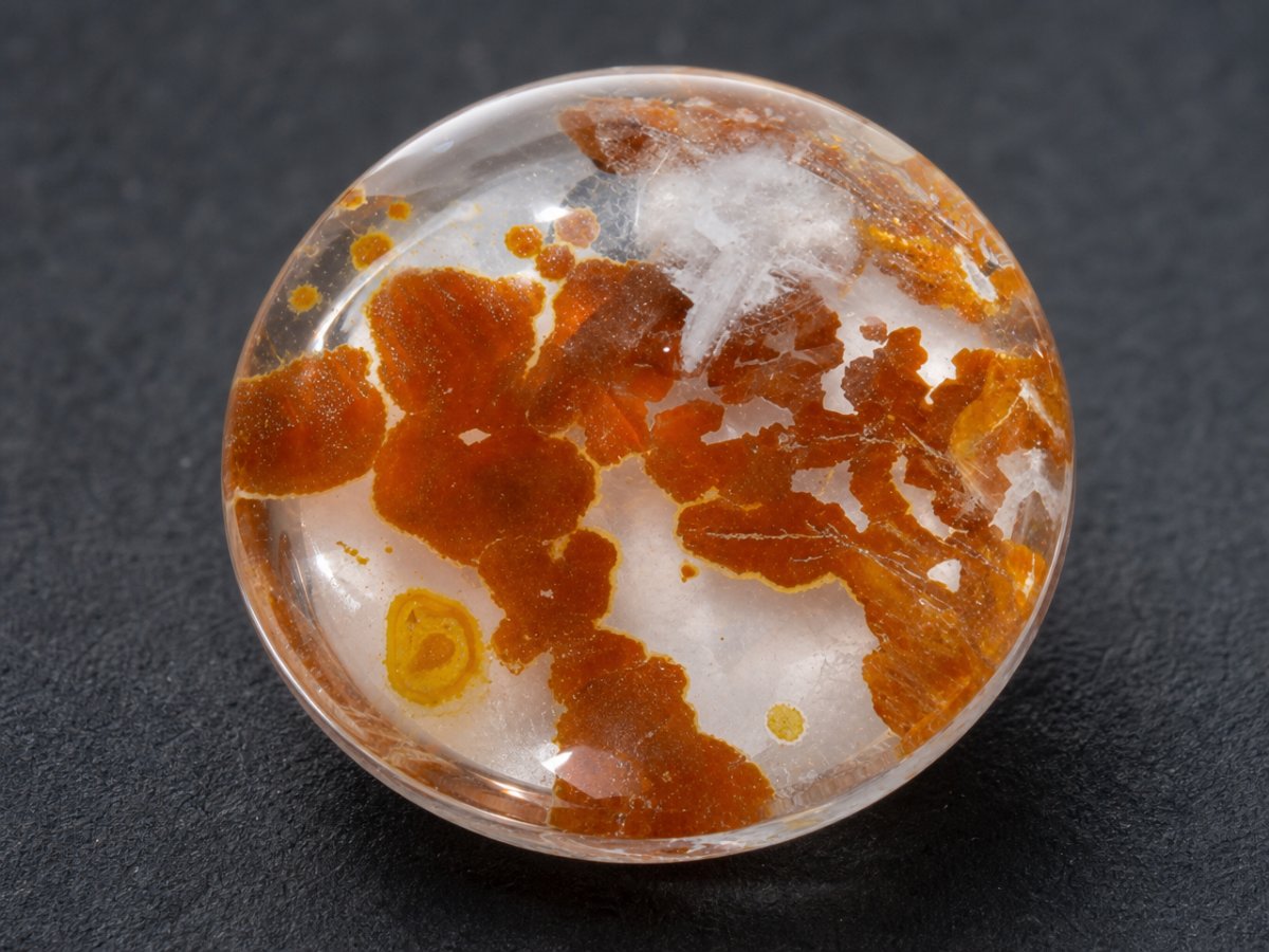 Gros plan sur du quartz naturel avec des pierres précieuses de marcassite
