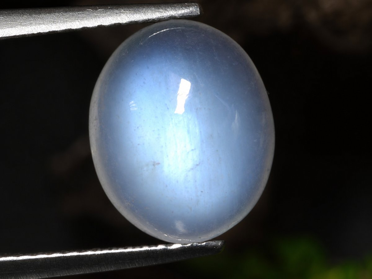 Gros plan sur des pierres précieuses naturelles de pierre de lune arc-en-ciel