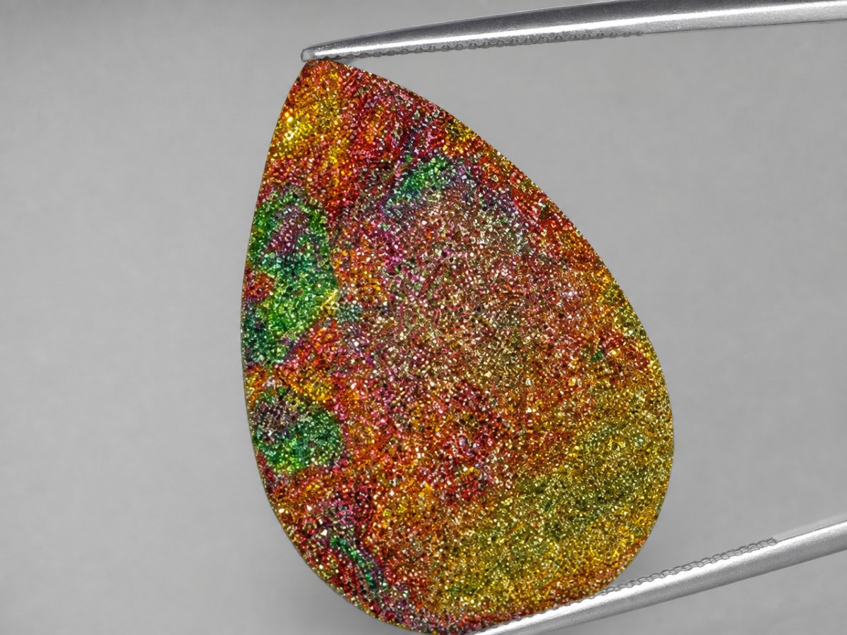 Gros plan sur des pierres précieuses naturelles de pyrite arc-en-ciel