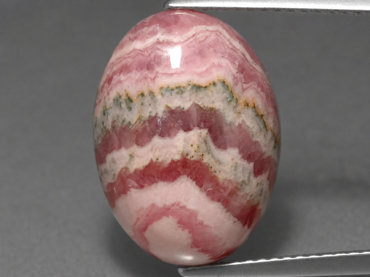 Gros plan sur des pierres précieuses de rhodochrosite naturelle