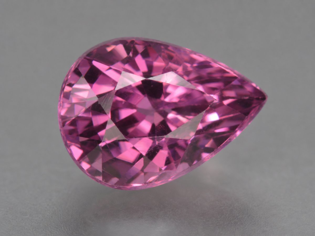 Gros plan sur des pierres précieuses de grenat rhodolite naturel