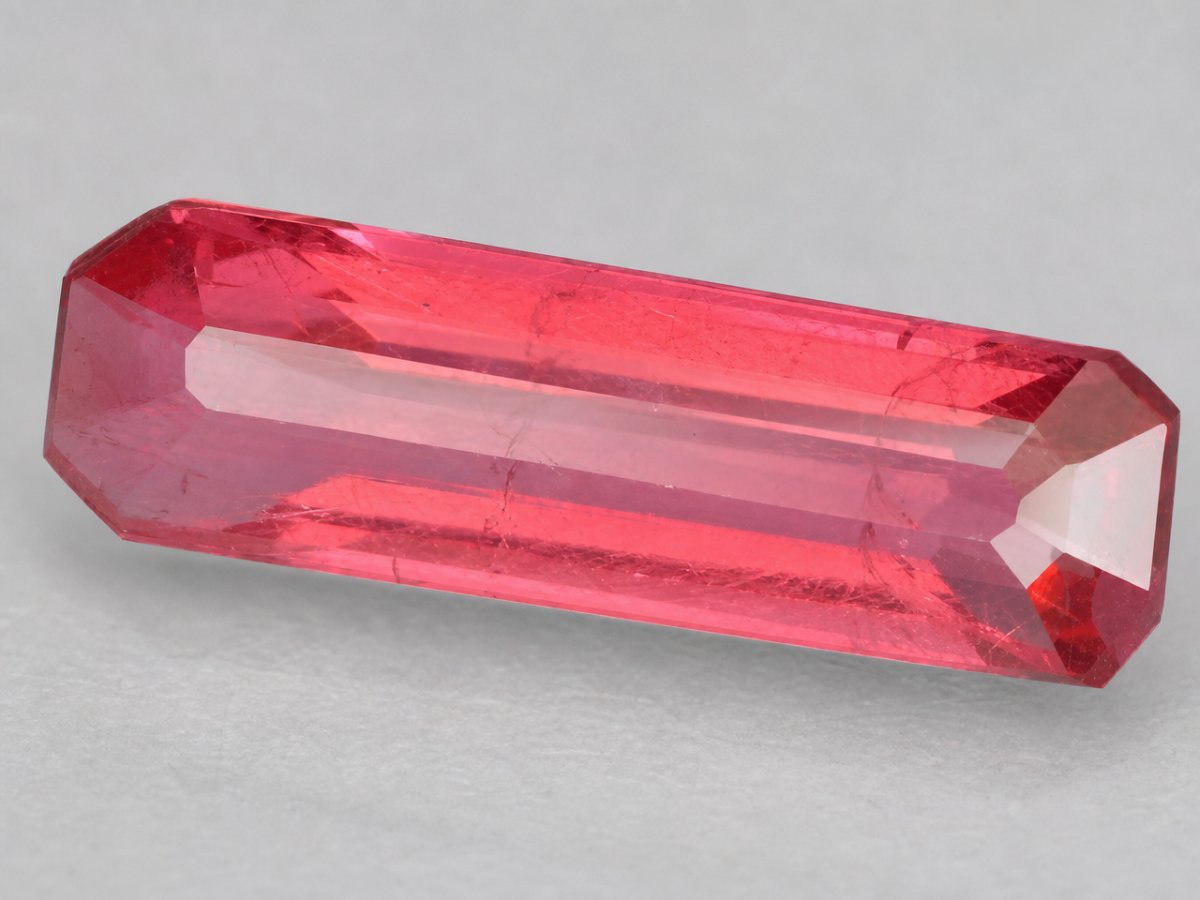 Gros plan sur des pierres précieuses de rhodonite naturelle