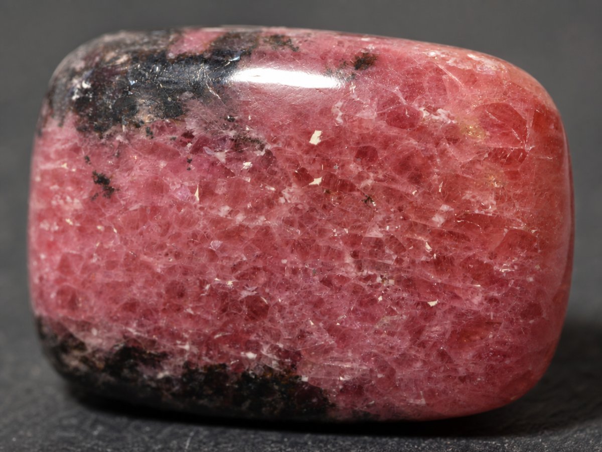 Gros plan sur des pierres précieuses de rhodonite naturelle