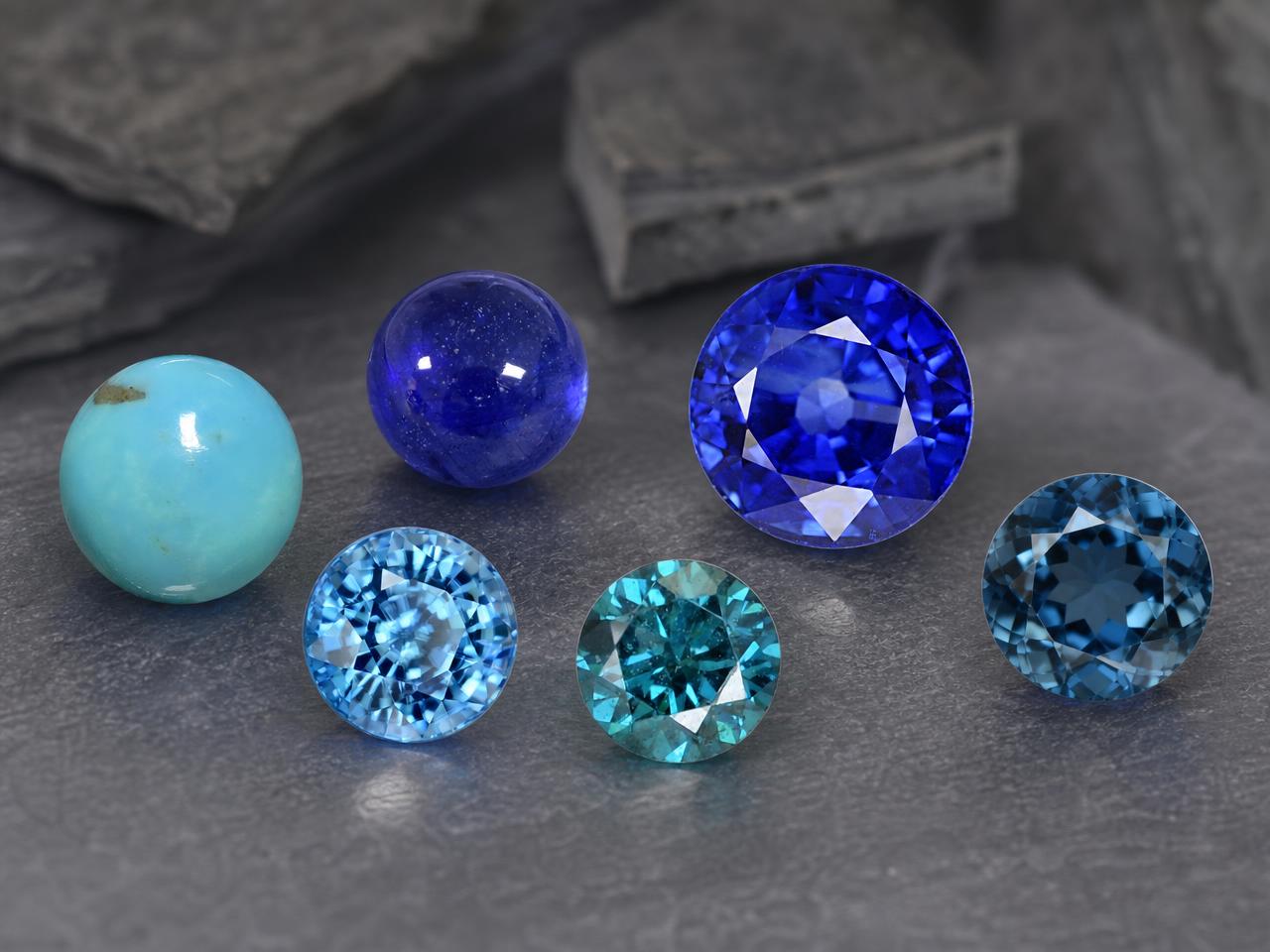 Sélection de pierres précieuses bleues rondes en vrac, de différentes nuances