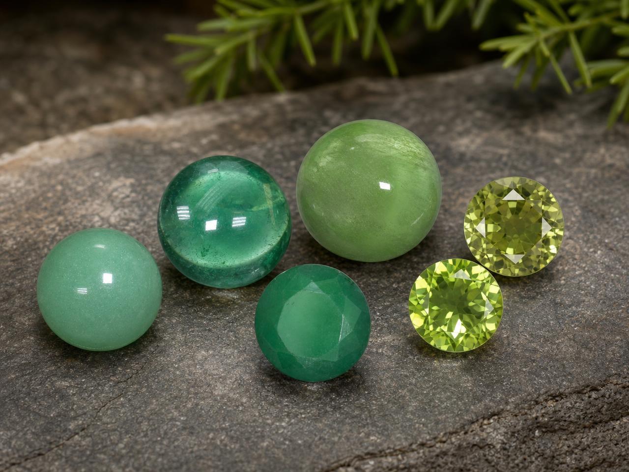 Pierres précieuses vertes rondes en vrac, de nuances assorties