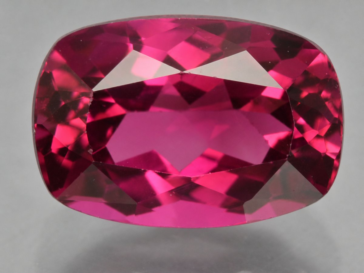 Gros plan sur des pierres précieuses de tourmaline rubellite naturelle