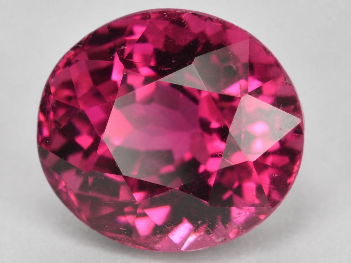 Gros plan sur des pierres précieuses de tourmaline rubellite naturelle