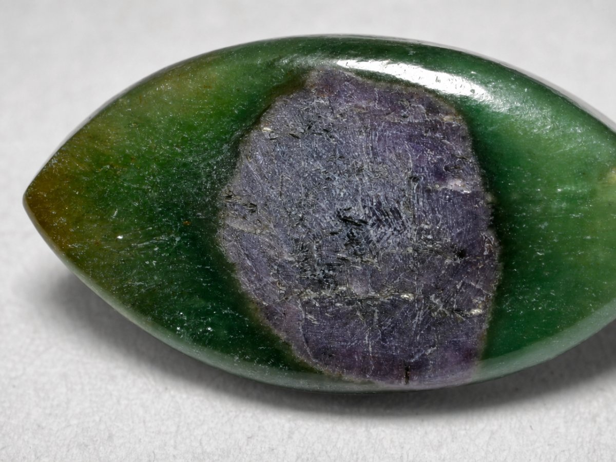 Gros plan sur un rubis naturel dans une pierre précieuse fuchsite