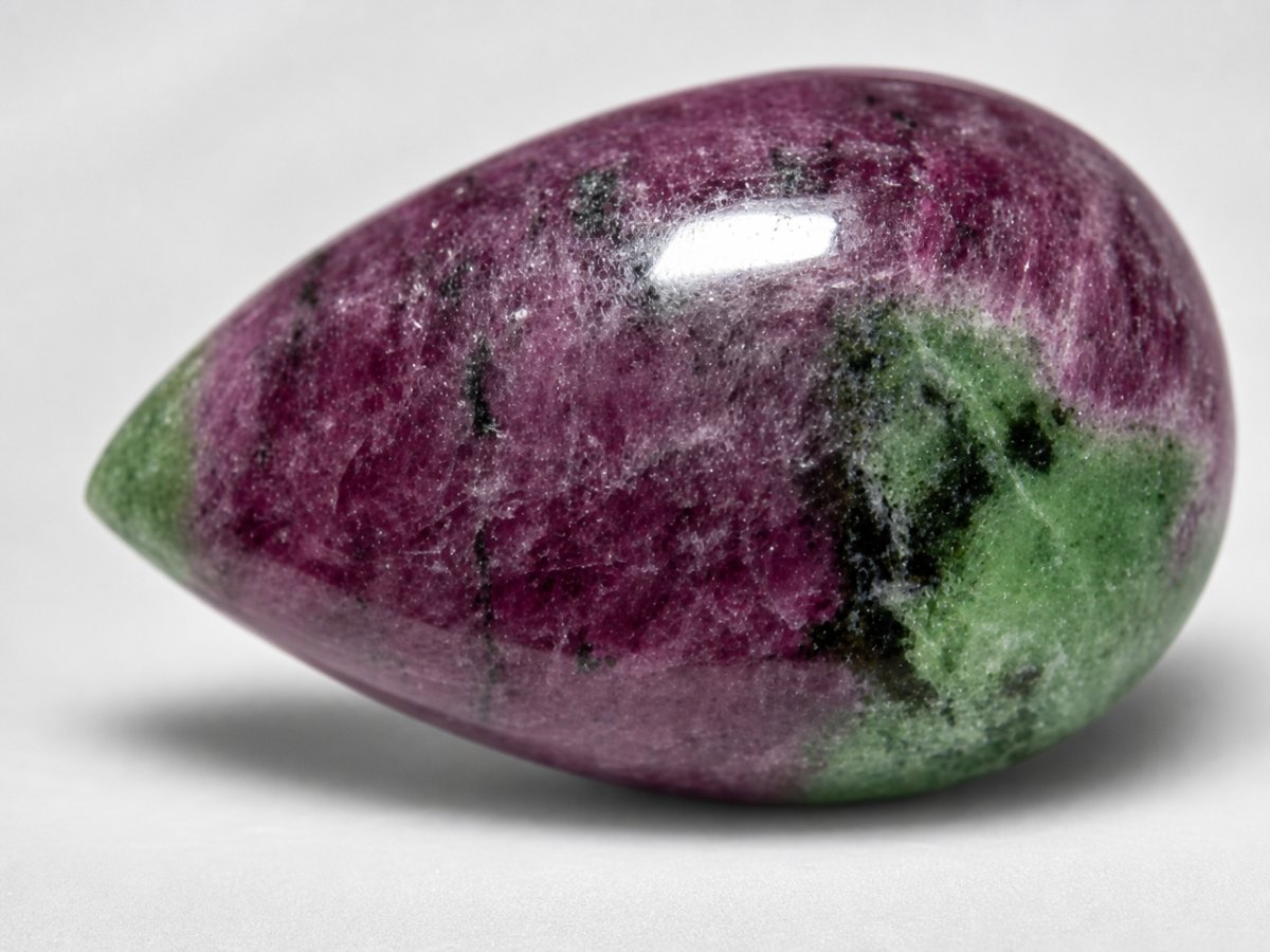 Gros plan sur des pierres précieuses naturelles de rubis-zoïsite