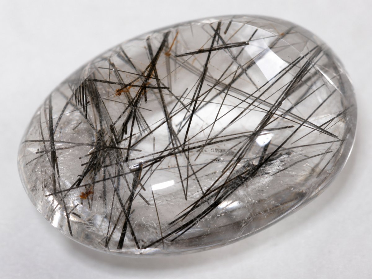 Gros plan sur des pierres précieuses de quartz rutile naturel