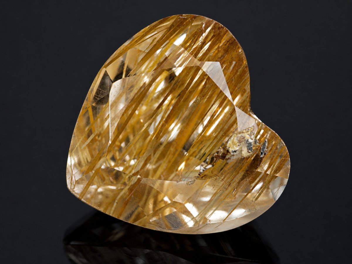 Gros plan sur des pierres précieuses de topaze rutile naturelle