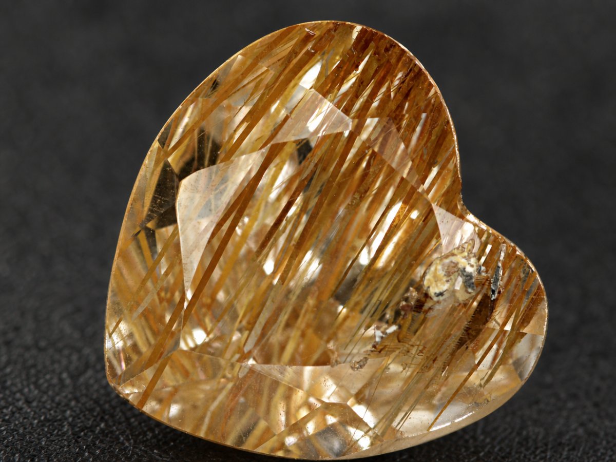 Gros plan sur des pierres précieuses de topaze rutile naturelle