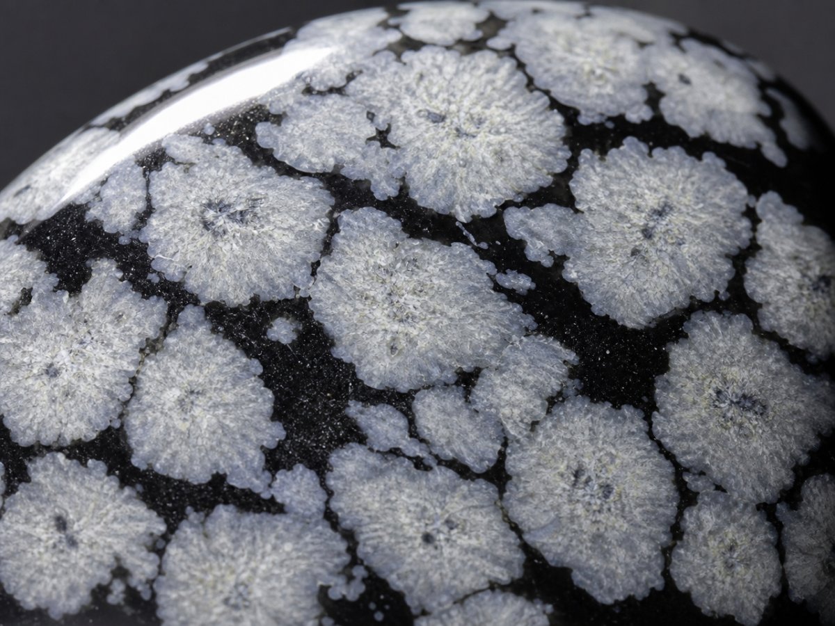 Gros plan sur des pierres précieuses naturelles d'obsidienne flocon de neige