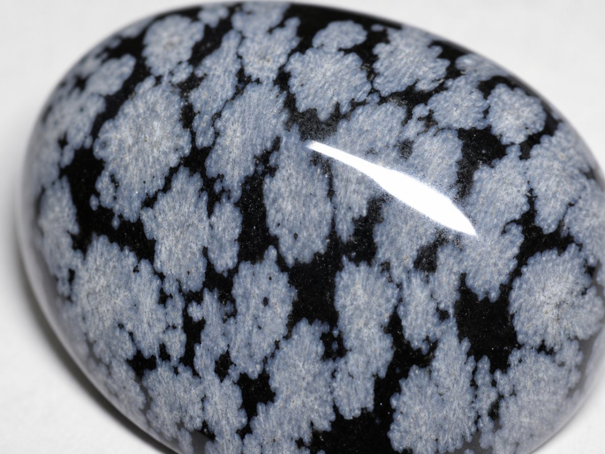 Gros plan sur des pierres précieuses naturelles d'obsidienne flocon de neige