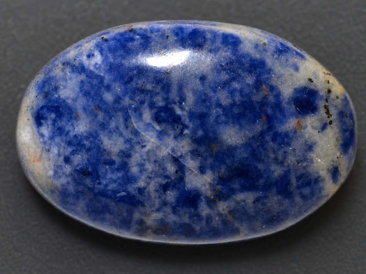 Gros plan sur des pierres précieuses de sodalite naturelle